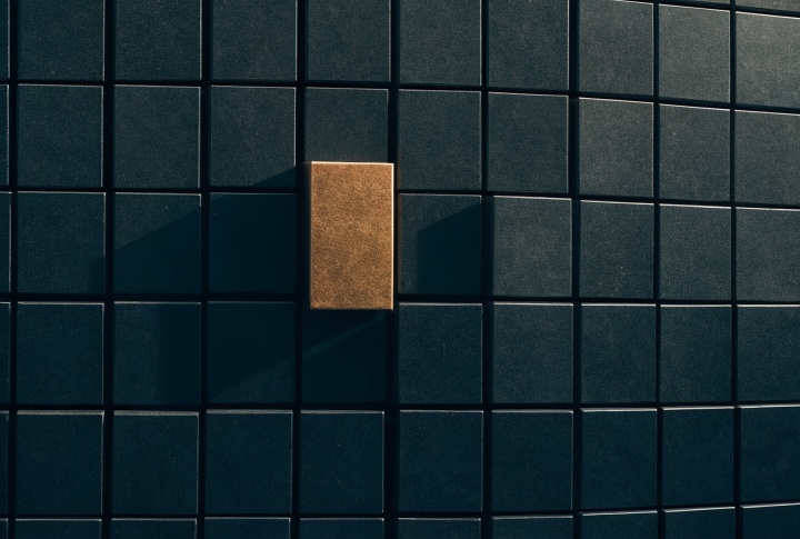 Unidad de bronce sobre una retícula verde oscuro